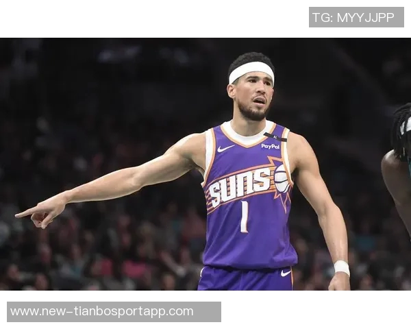 布克回应裁判判罚称其对詹姆斯手腕犯规的说法不实并已回放确认