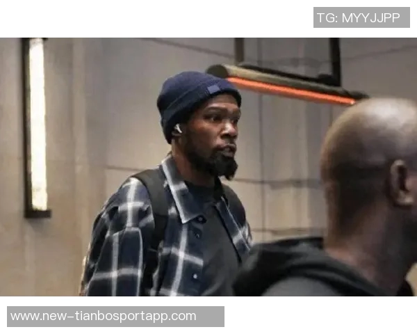 杜兰特幽默回应打球与刷推特的时间安排只需几秒钟轻松搞定