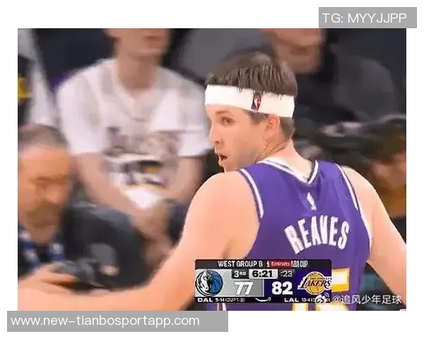 身穿湖人球衣的男孩与独行侠老板同坐一席再现昔日竖中指事件